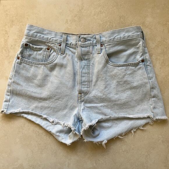 Levis Women's 501 Light Wash Denim Jean Shorts Size W30 - Picture 1 of 13